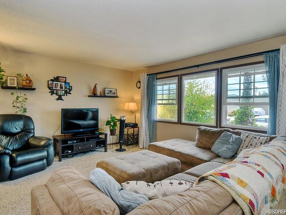 3rd image of 6632 Archwood Ave