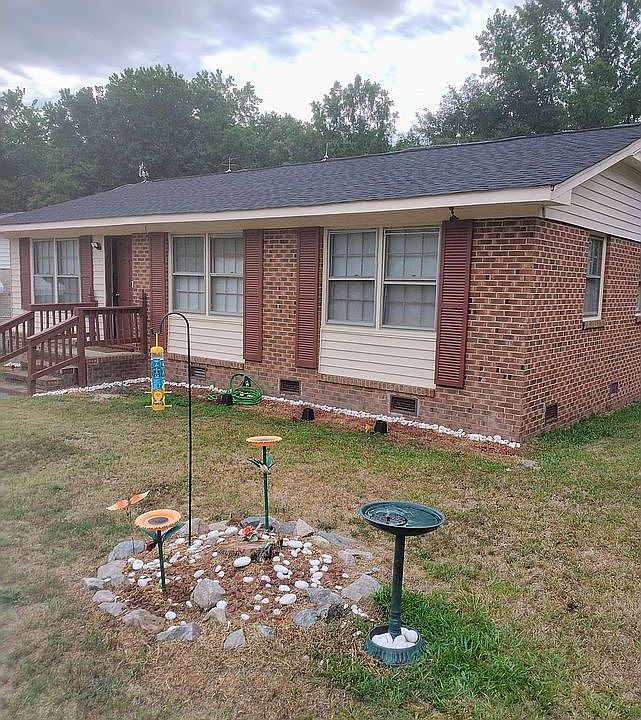 Bird bath decor accompanies lawn