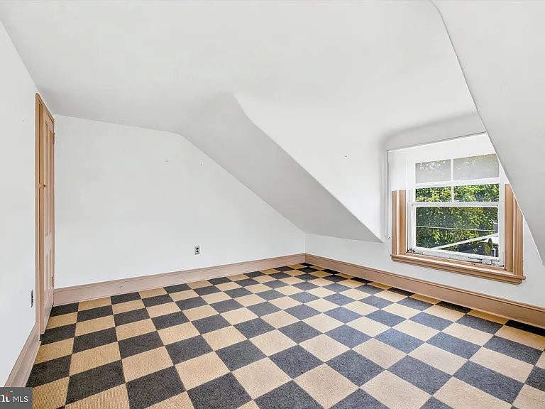 712 E Hector St — Photo 21
