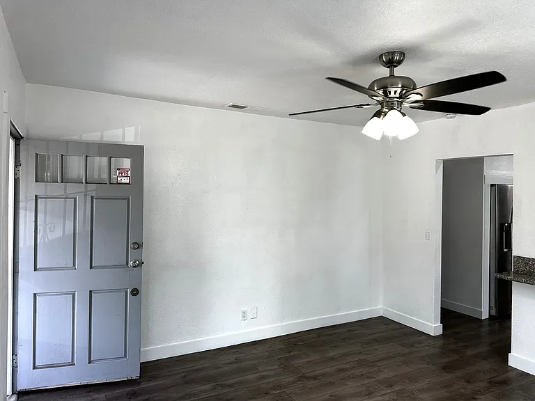 1532 N Calaveras St — Photo 6