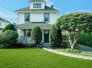 18 Hicks Ln, Great Neck, NY 11024