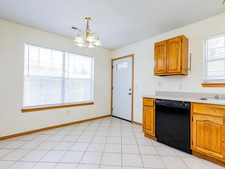 1502 Crescent St — Photo 10