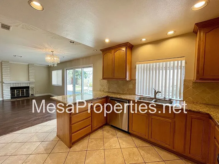 2407 N Sycamore Ave — Photo 7