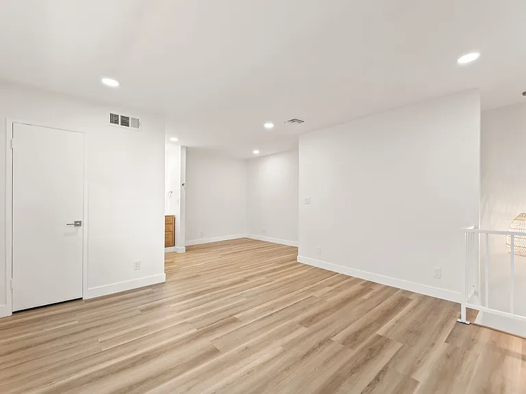 4329 Van Nuys Blvd — Photo 11