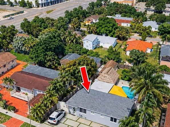 10665 SW 6th St, Sweetwater, FL 33174