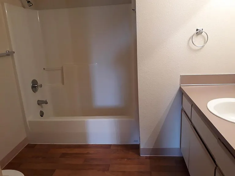274 SE Kingwood Ave — Photo 6