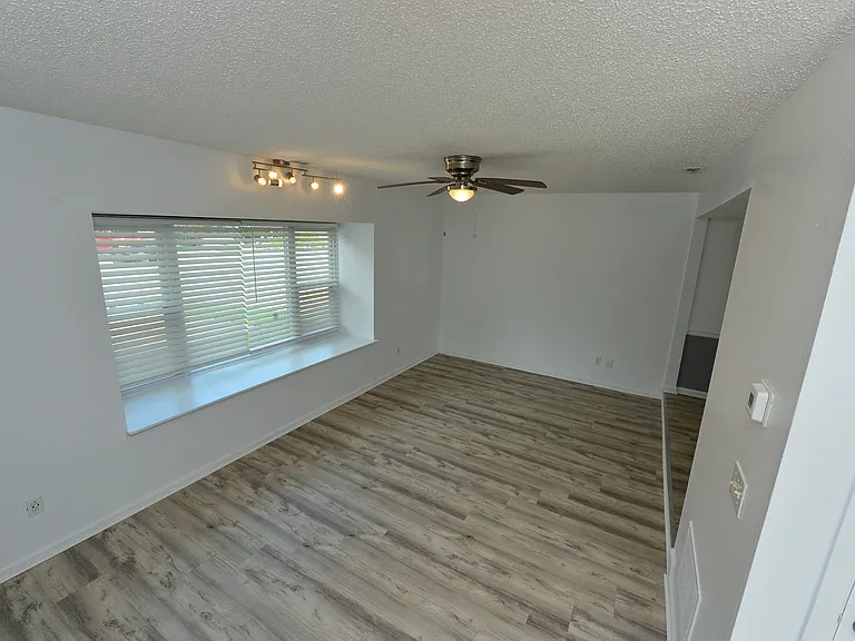 806 Jamestowne Dr — Photo 13