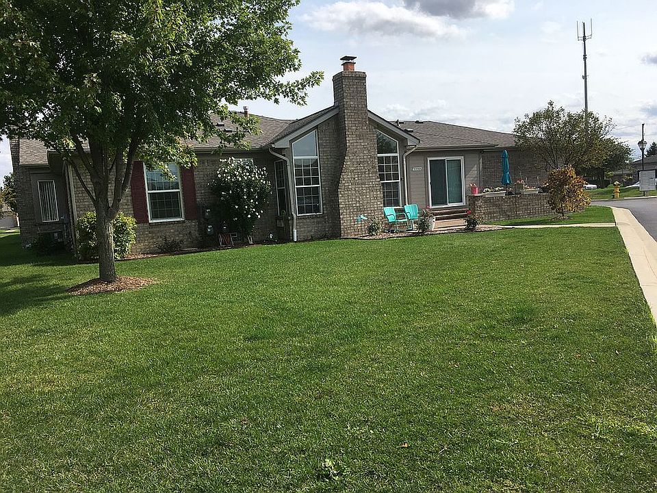 picture  of condo from road