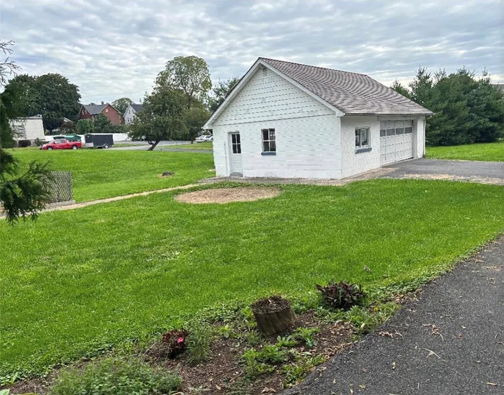 4 bed, 1.0 bath, 1650 sqft, $2,500 — Photo 2