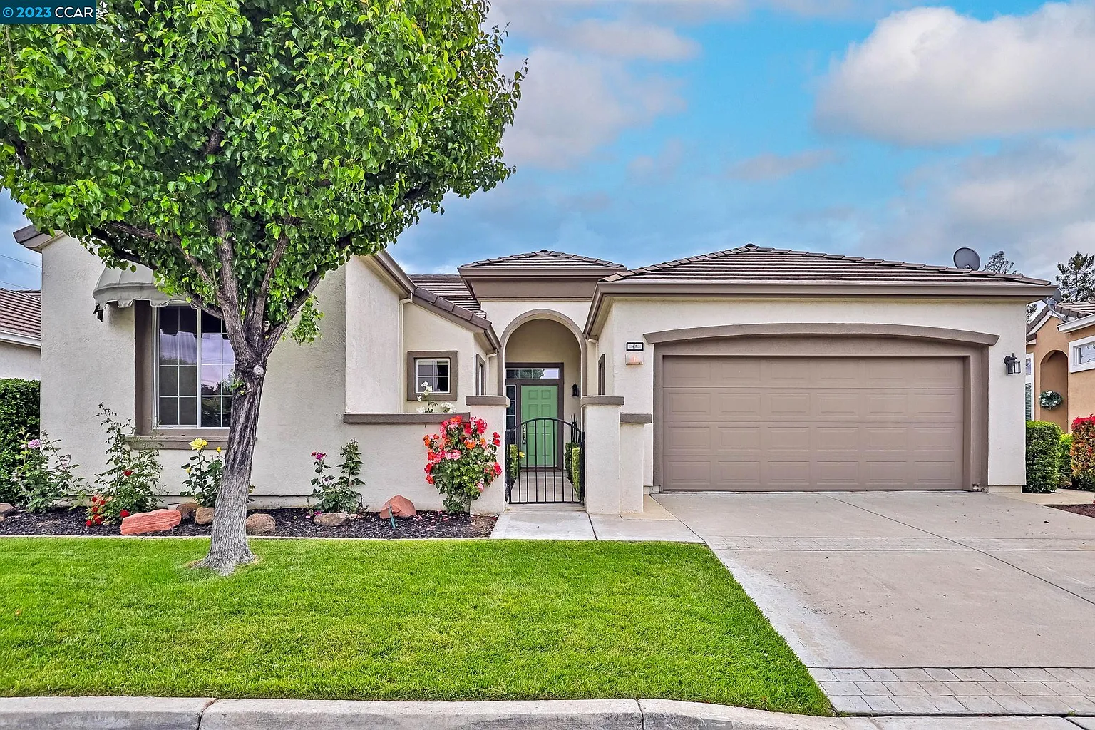 322 Gladstone Dr photo 1