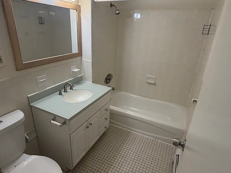 194 Sheridan St — Photo 7