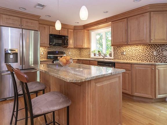 5th image of 65 Waterford Dr