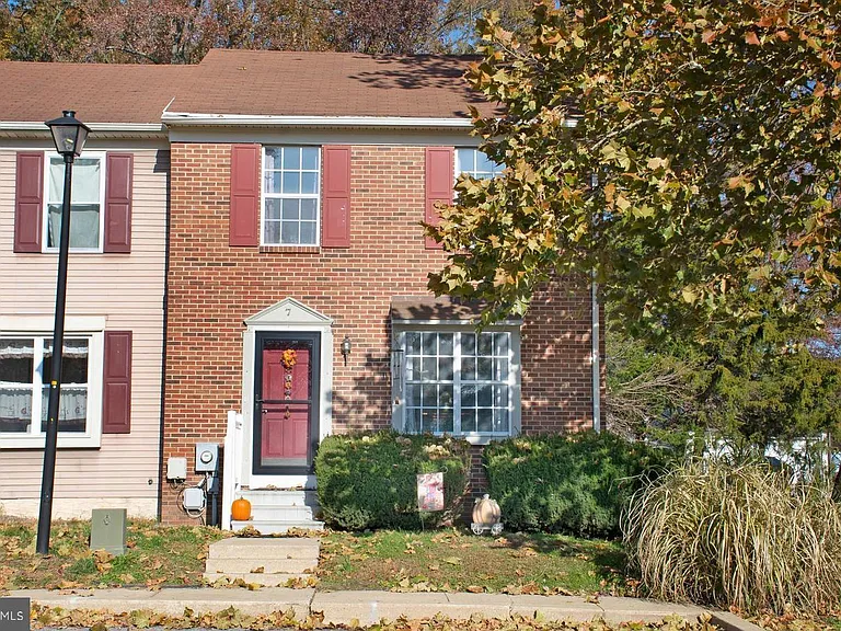 7 Lamplighter Ln — Photo 1