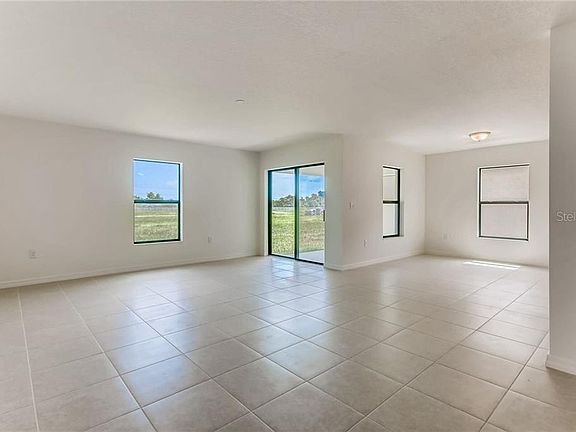 5th image of 836 Chatham Walk Dr