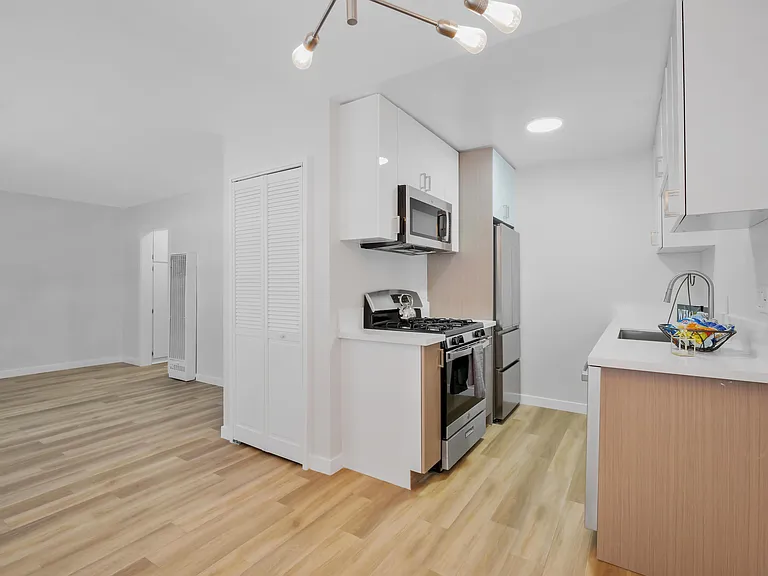 419 N Broadway — Photo 14