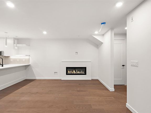 5th image of 1102 Esquimalt Rd #Townhouse 2