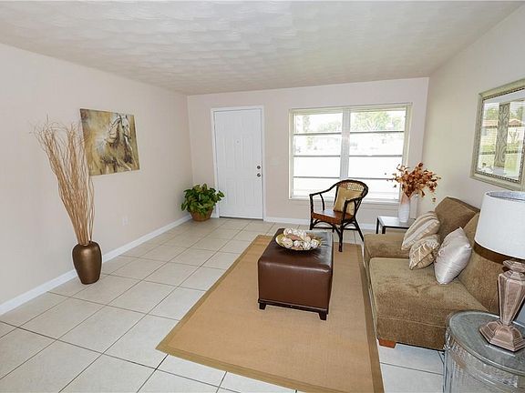 5th image of 4443 SW 49th Ct