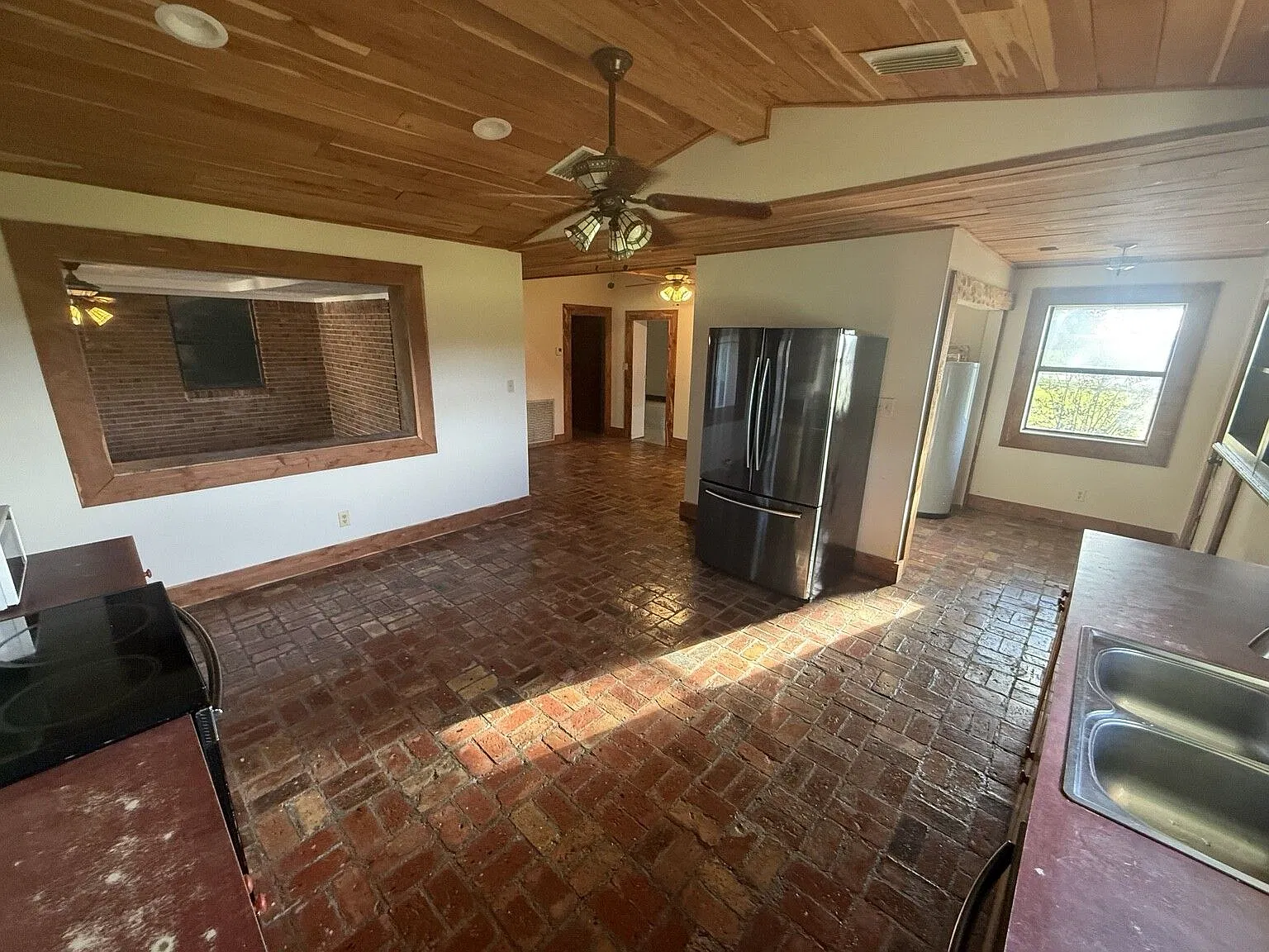 4 bed, 2.0 bath, 2467 sqft, $2,500 — Photo 2