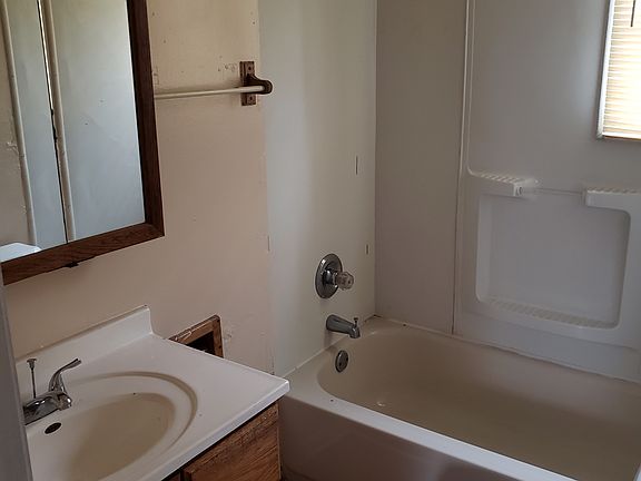 4th image of 2529 N Temple Ave