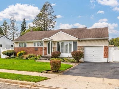 39 Kalda Lane, Plainview, NY, 11803