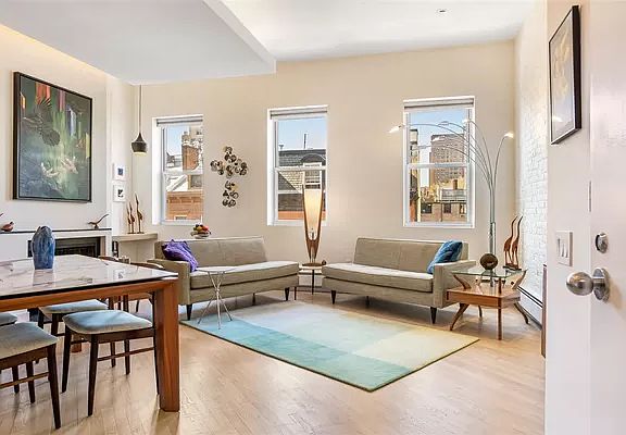 4th image of 417 W 22nd St