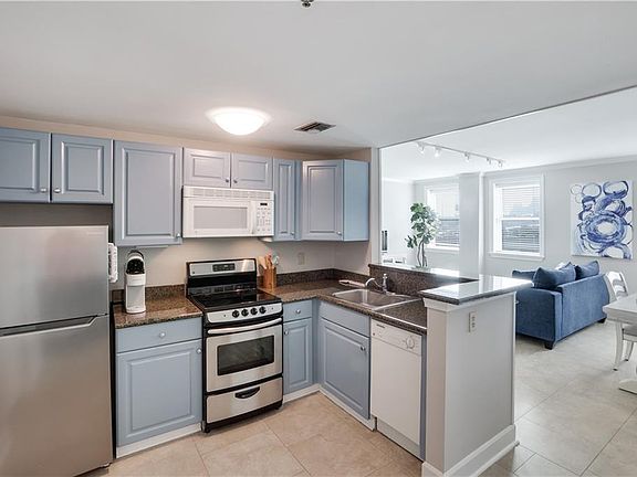 2nd image of 1205 Saint Charles Ave APT 605