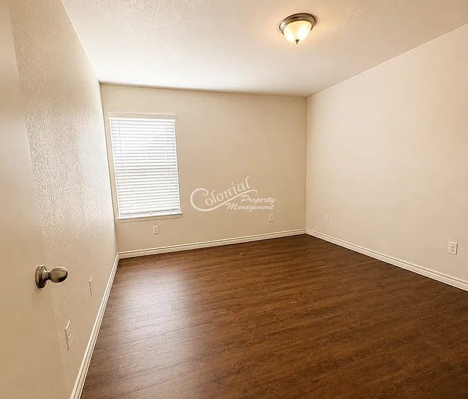 1529 Justin Loop #B — Photo 6