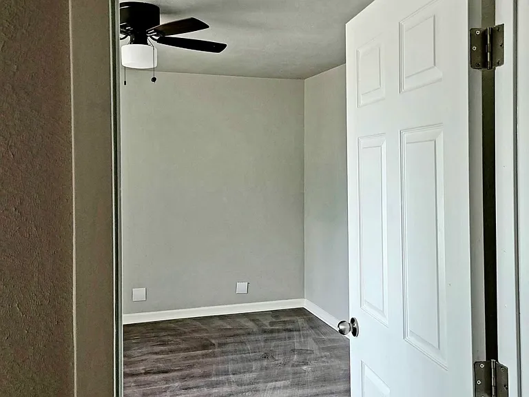 4400 Hodgkins Rd — Photo 4