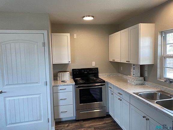 4th image of 405 N Avenue K
