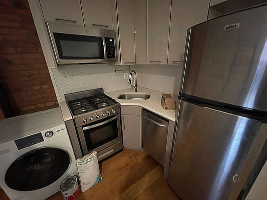 5th image of 21 Catherine St APT 4C