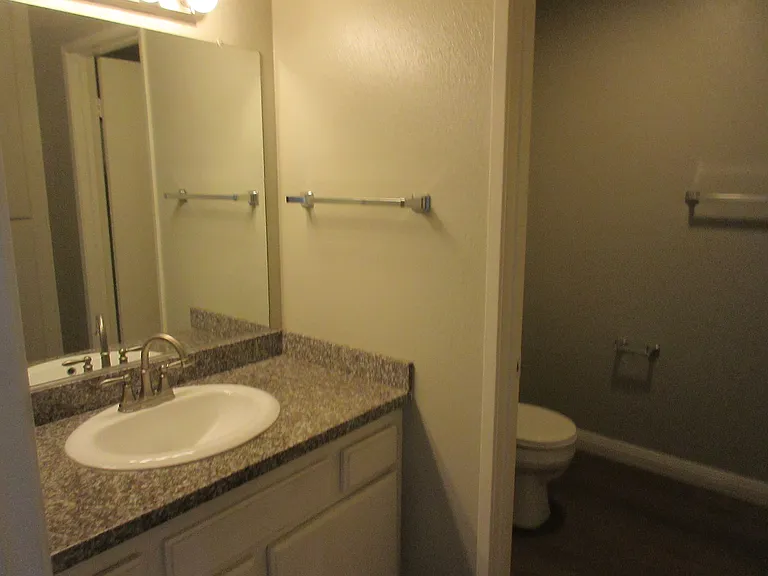 Las Flores Gardens Apartments — Photo 27