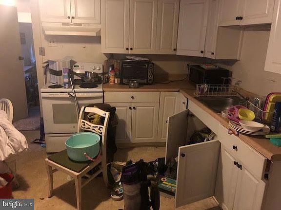 4th image of 215 Maurice St