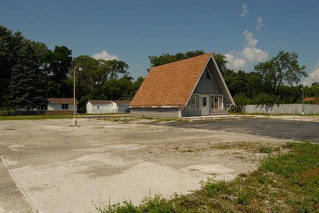 2nd image of 38328 N Sheridan Rd
