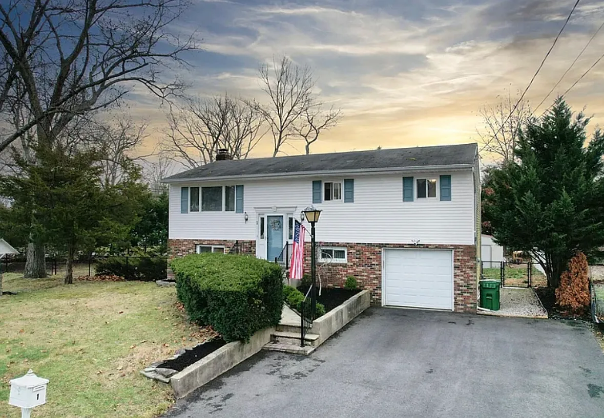4 bed, 1.5 bath, 1712 sqft, $3,100 — Photo 1