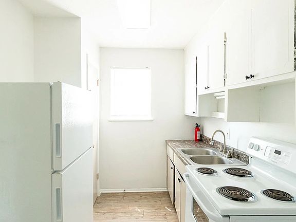 5th image of 409 Lily St #17