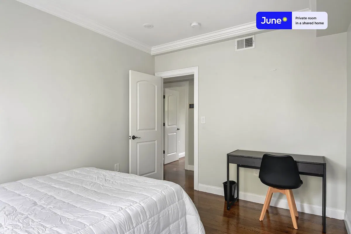 Queen bedroom in 4 bed/1.5 bath home in Brighton #569 C — Photo 2