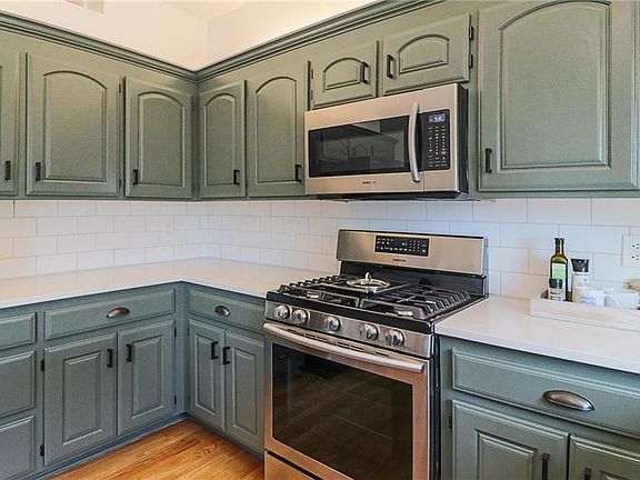 Large kitchen w new stainless appliances!