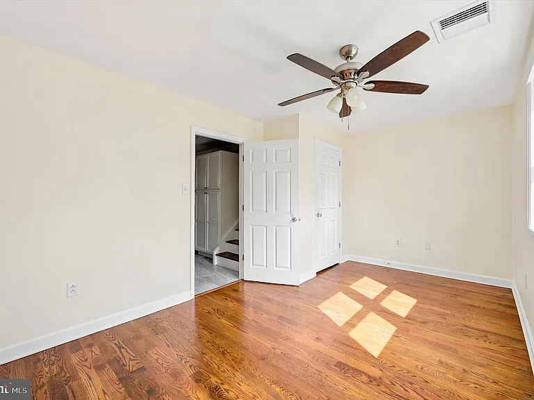 1215 Crease St — Photo 13