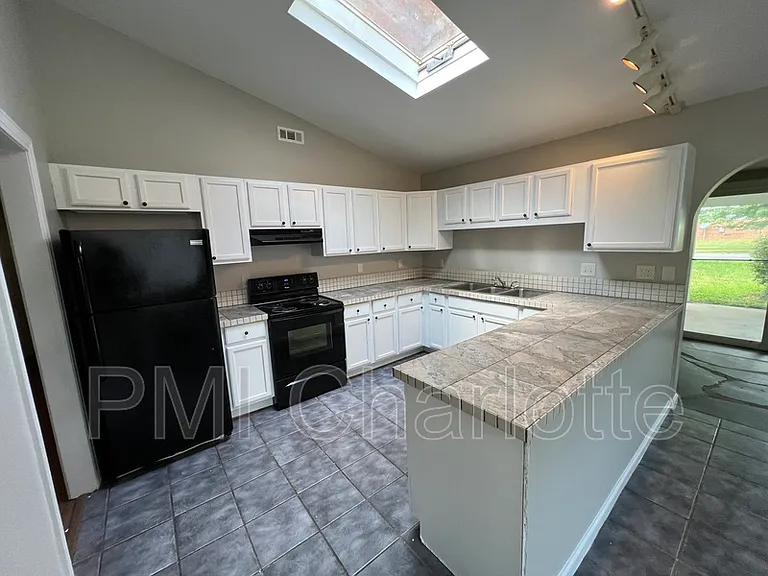 1100 Vickery Dr — Photo 6