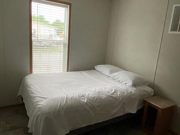 MASTER BEDROOM QUEEN SIZE BED