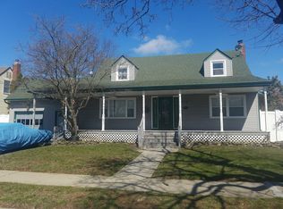 93 W Oak St, Farmingdale, NY 11735