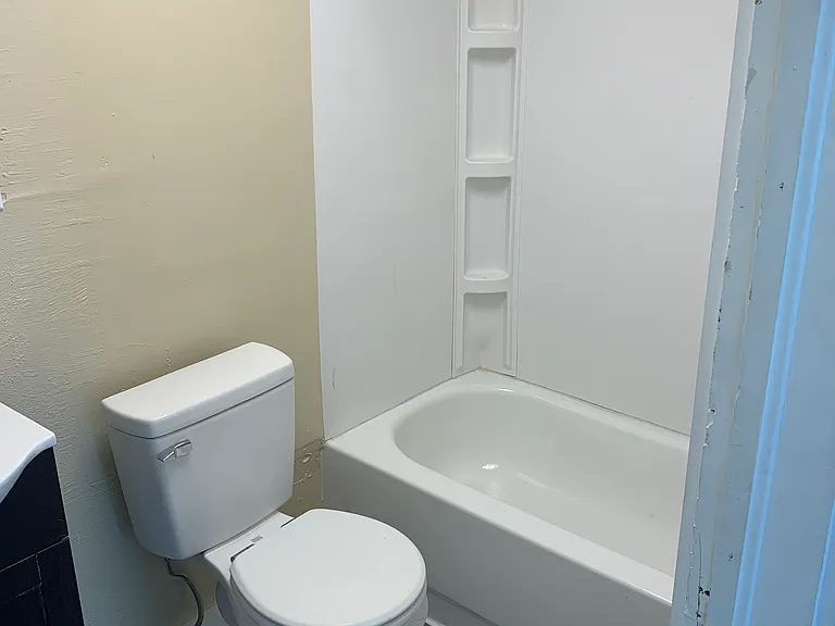 35 Oak St #B — Photo 6