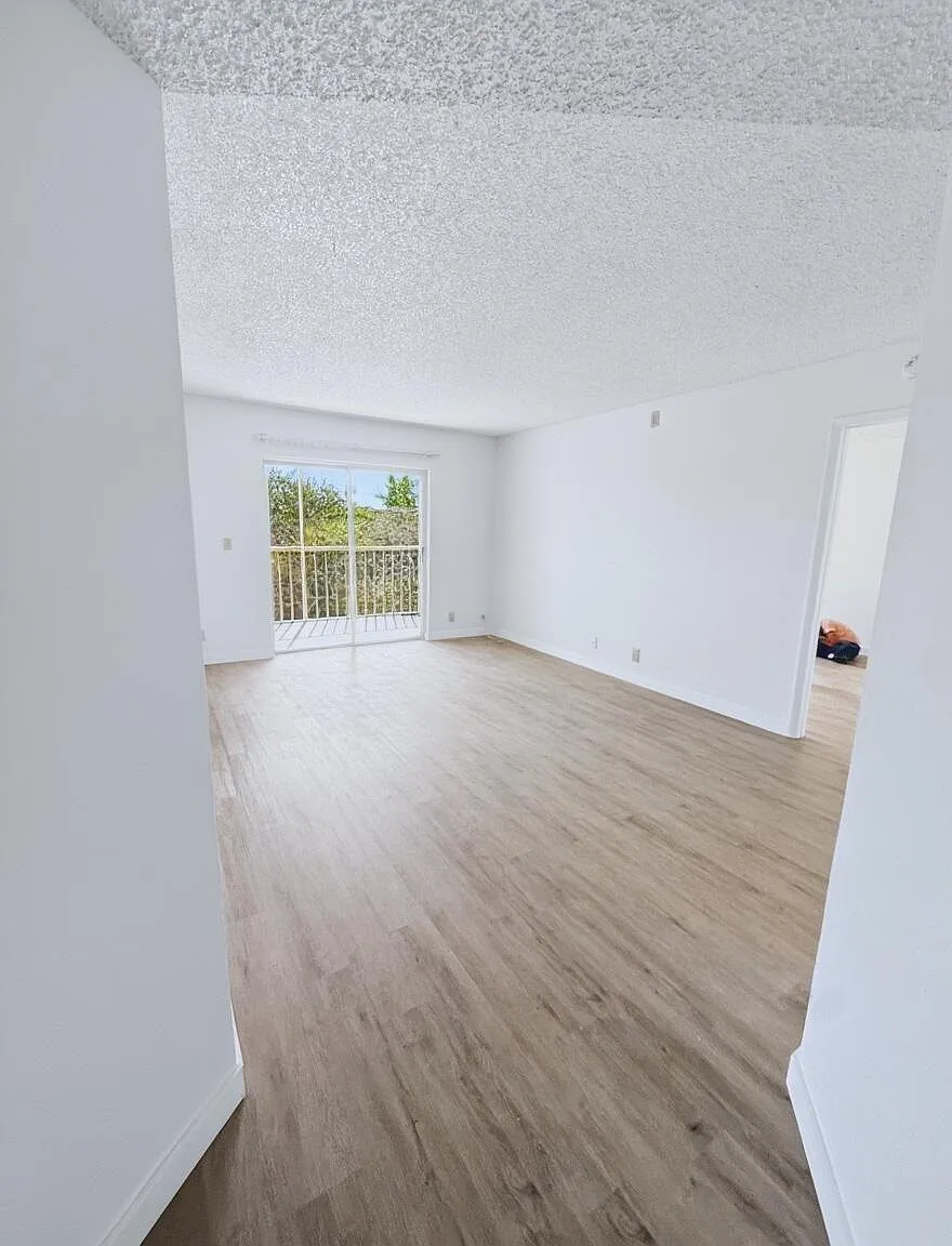 3 bed, 2.0 bath, 921 sqft, $1,950 — Photo 3