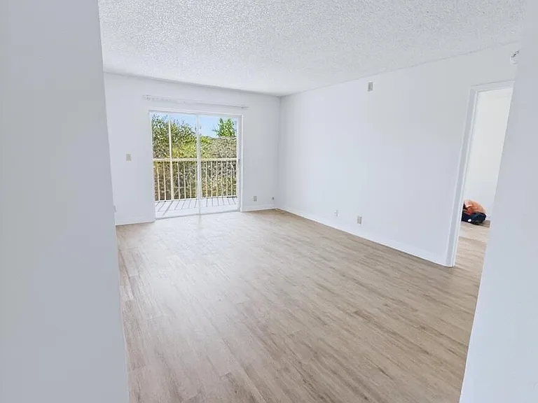 1516 SE Royal Green Cir #202 — Photo 3
