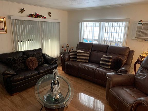 2nd image of 3100 Hawthorne St #184