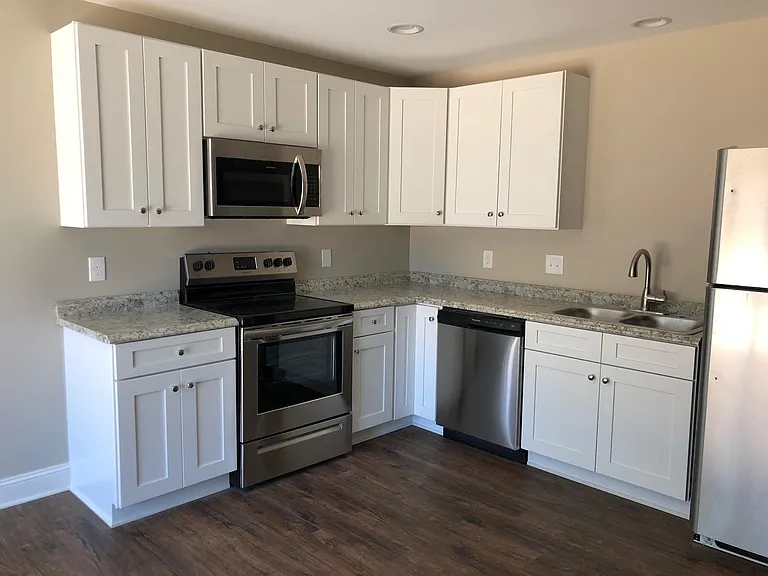 101 Dundee Ct — Photo 1