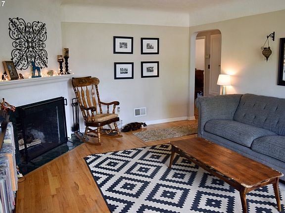 4th image of 1619 NE Edge Park Dr