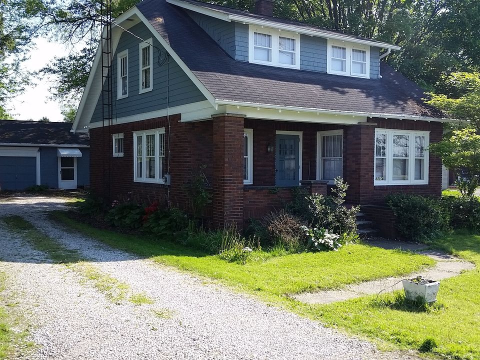 Looking from the driveway, at Navarre Rd SW