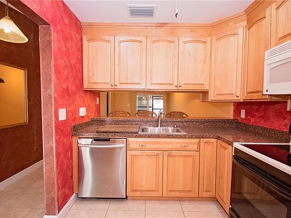 5th image of 7340 Parkside Villas Dr N