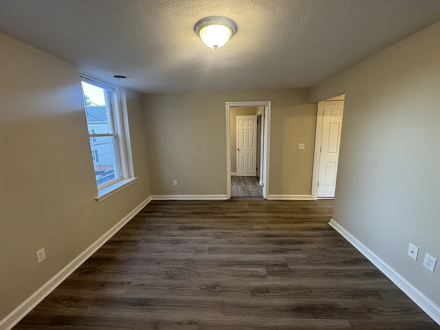 3 bed, 900 sqft, $3,700 — Photo 2